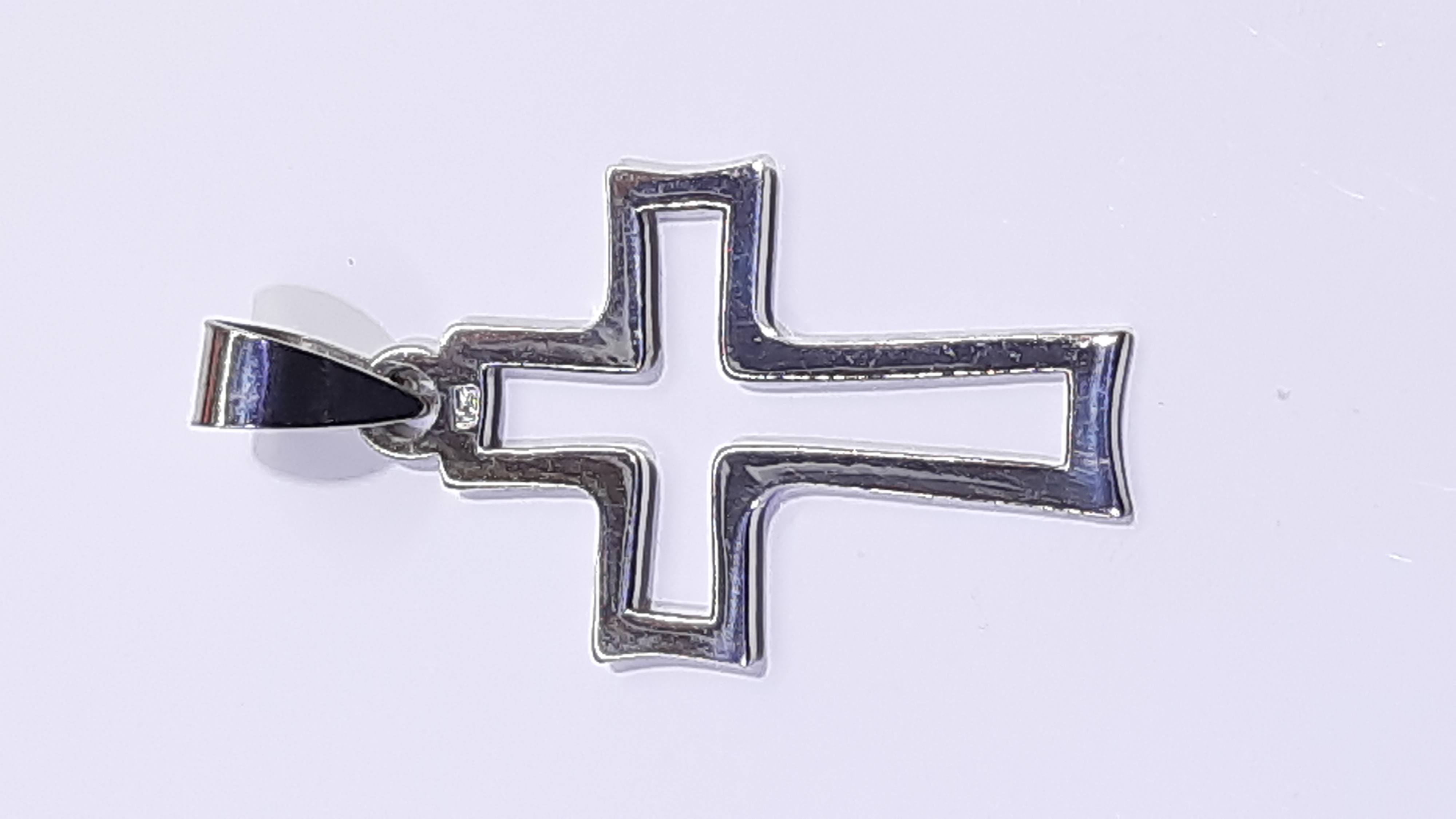 Stříbrný přívěsek - kříž
